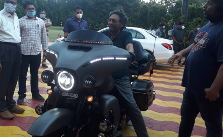 'Rockstar CJI': Photo Of Chief Justice Bobde On A Harley Davidson Bike Goes Viral, Netizens Love His 'Stylish & Suave' Avatar