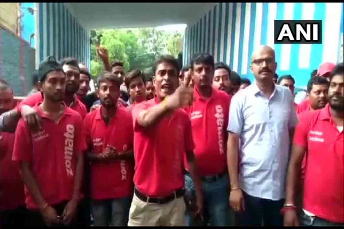 India China stand-off: जोमैटो के कर्मचारियों ने किया विरोध प्रदर्शन, कंपनी की टी-शर्ट जलाई