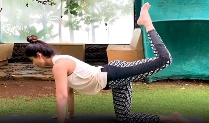 Shilpa Shetty recommends yoga pose one legged side plank for balance |  HealthShots