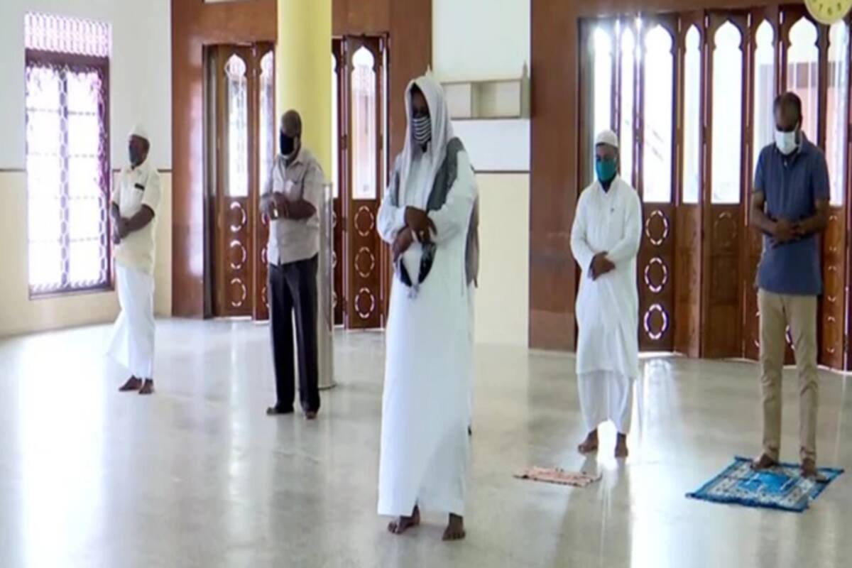 Eid-Al-Adha 2020: Muslims Offer Namaz at Kerala Mosque While Maintaining  Social Distancing | Watch | India.com