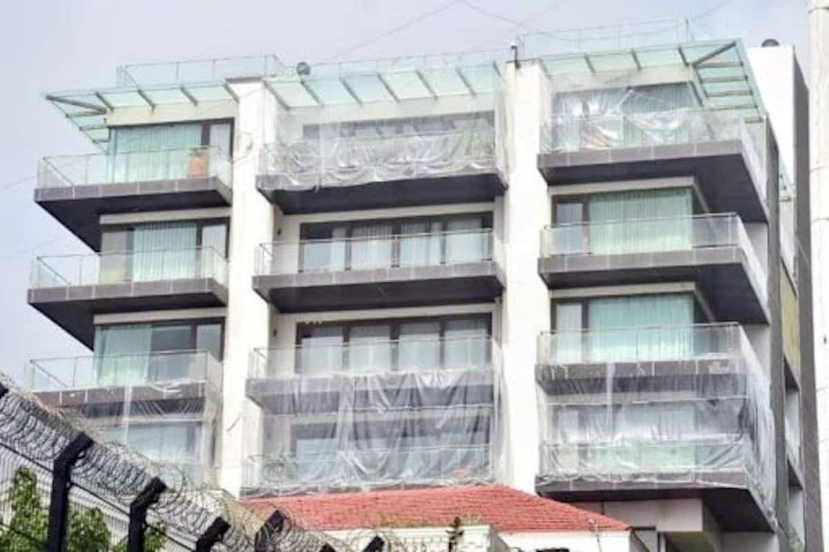 Shah Rukh Khan&#39;s Mannat Covered With Plastic Sheets Amid Mumbai Rains, Pictures Go Viral | India.com