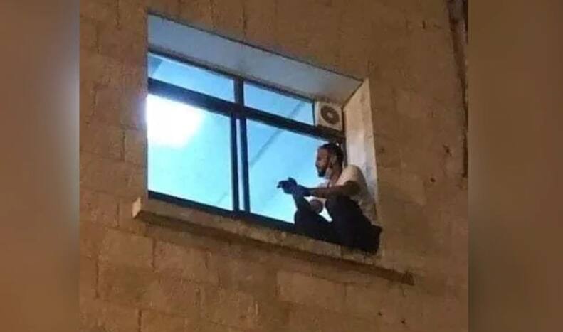 Final Goodbye! Palestinian Man Climbs Wall to See Mother Through Window Before She Dies of Covid-19