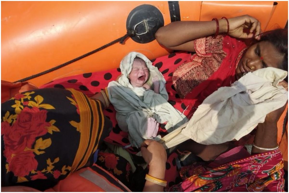 NDRF की टीम ने बाढ़ से निकाला, गर्भवती महिला ने नाव में जन्मा बच्चा, कुछ ऐसा रहा नज़ारा