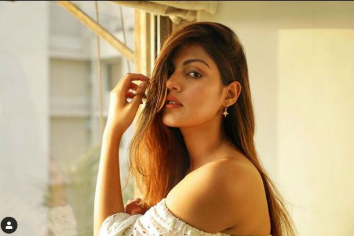 Rhea Chakraborty Files Complaint Against Media, Asks Police to Convey Not to Obstruct Her Way