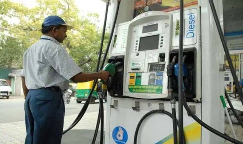 Petrol Diesel Price: दो दिन पेट्रोल-डीजल में गिरावट के बाद आज नहीं बदले दाम, इतने रुपये में फुल होगी आपकी गाड़ी की टंकी