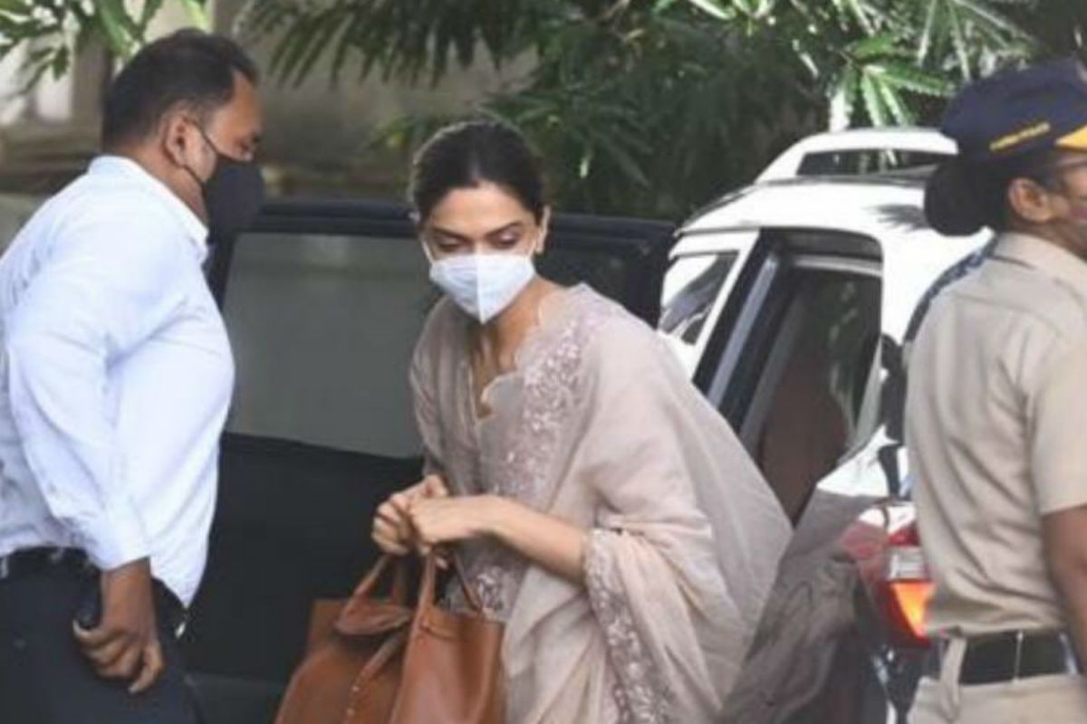 deepika-padukone-asked-to-not-play-emotional-card-after-she-breaks