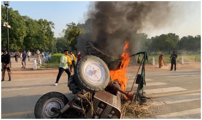 किसान बिल के विरोध में India Gate पर कुछ लोगों ने ट्रैक्टर में लगाई आग, देखें Photos और VIDEO