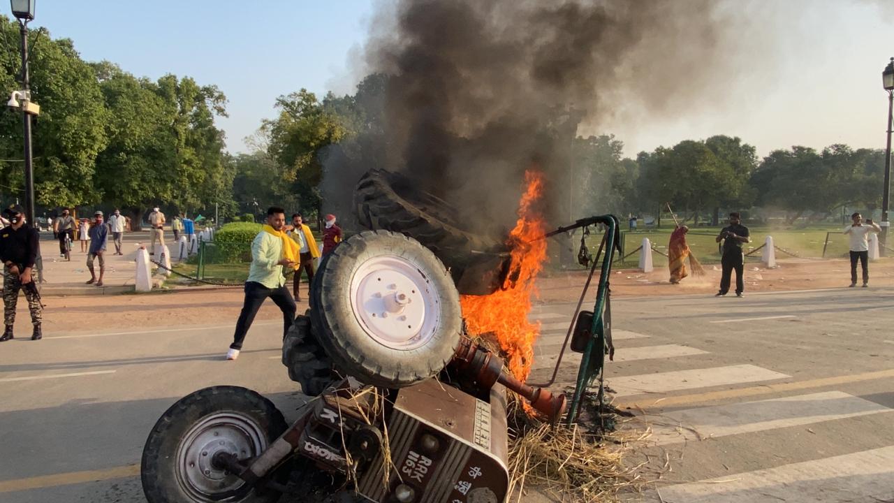 Tractor Set on Fire at India Gate in Delhi Amid Protests Against Farm Bills, 5 Persons From Punjab Detained