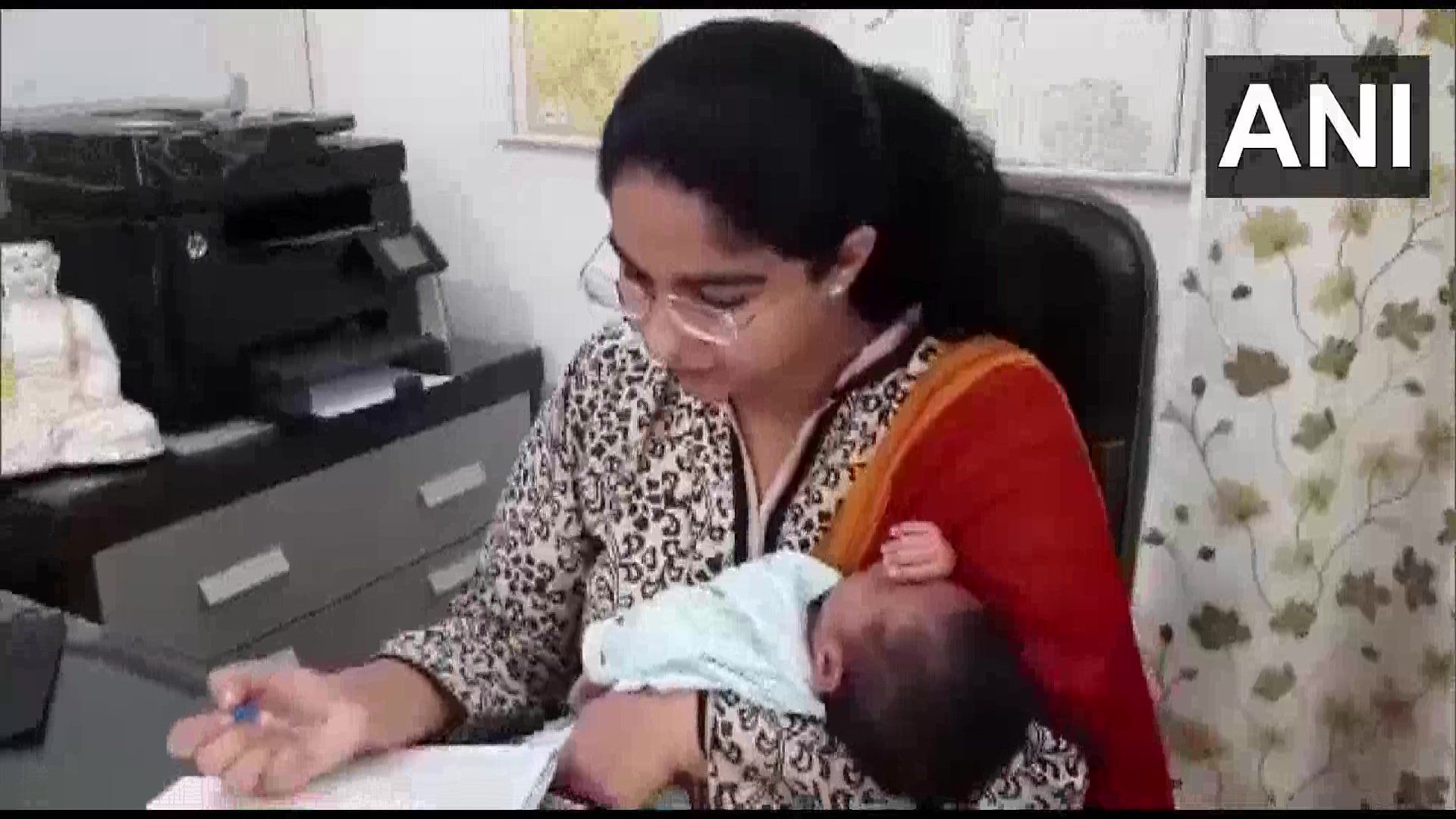 Viral: SDM साहिबा सोशल मीडिया पर वायरल, डिलीवरी के 14 दिन बाद काम पर लौटीं... Viral: SDM साहिबा सोशल मीडिया पर वायरल, डिलीवरी के 14 दिन बाद काम पर लौटीं...