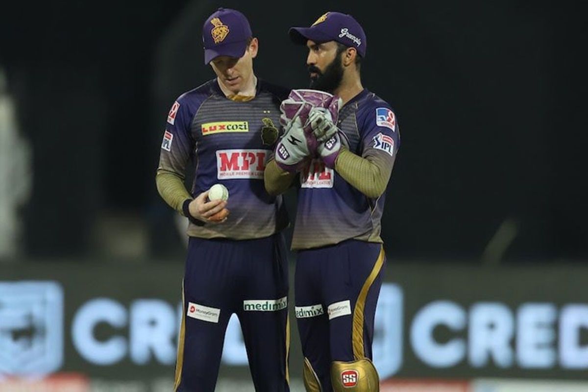 IPL 2020 News: Dinesh Karthik Hands Over Kolkata Knight Riders Captaincy to Eoin Morgan, Fans Hails India Wicketkeeper's Selfless Move