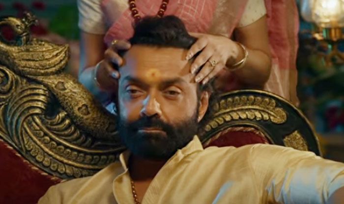 त्रिधा चौधरी के साथ Sensuous सीन देने पर क्या था बॉबी देओल के पापा धर्मेंद्र का रिएक्शन, बोले- लोगों को बस...