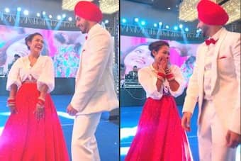 340px x 227px - Neha Kakkar-Rohanpreet Singh Wedding Sangeet Ring Ceremony Pics Out:  Chooda-Clad Bride Dances on Stage | India.com