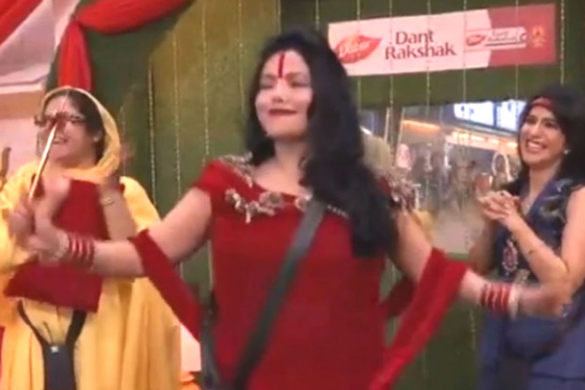 Godwoman Radhe Maa caught dancing to Bollywood songs, beating up women!  (Watch video) | India.com