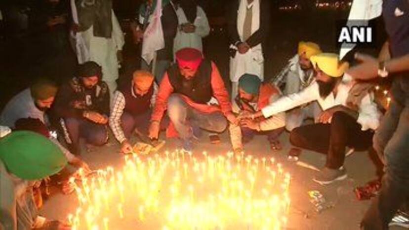 Farmers continue their protest against Farm Laws at Singhu Border (Delhi-Haryana) by lighting candles amid Guru Nanak Jayanti celebrations.