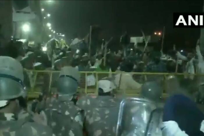 VIDEO: Delhi-UP Border में किसान बैरियर तोड़ने की कर रहे कोशिश, पुलिस को करना पड़ रही मशक्कत