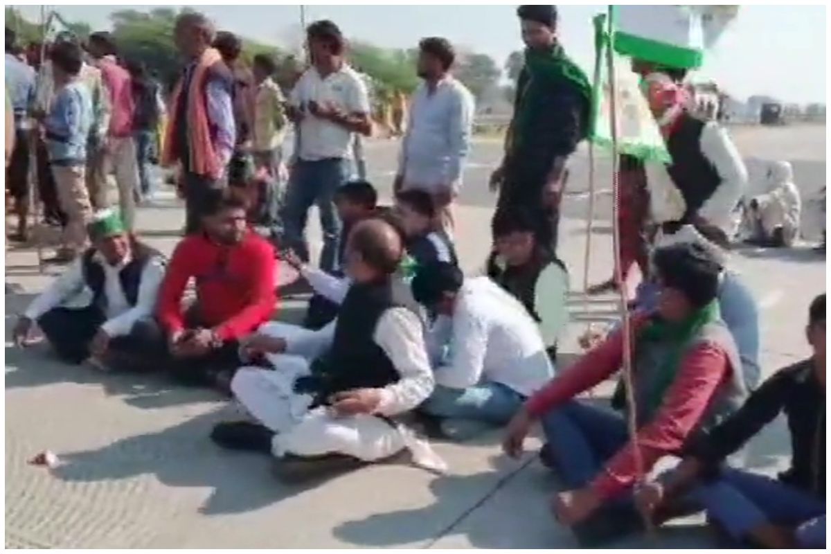 Farmer Protests:  Heavy Traffic Jam At Yamuna Expressway as Agitating Farmers Block Road