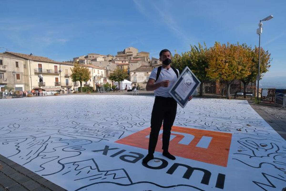 Italian Doodle Artist Sets New World Record With 6 119 Square Foot Drawing India Com