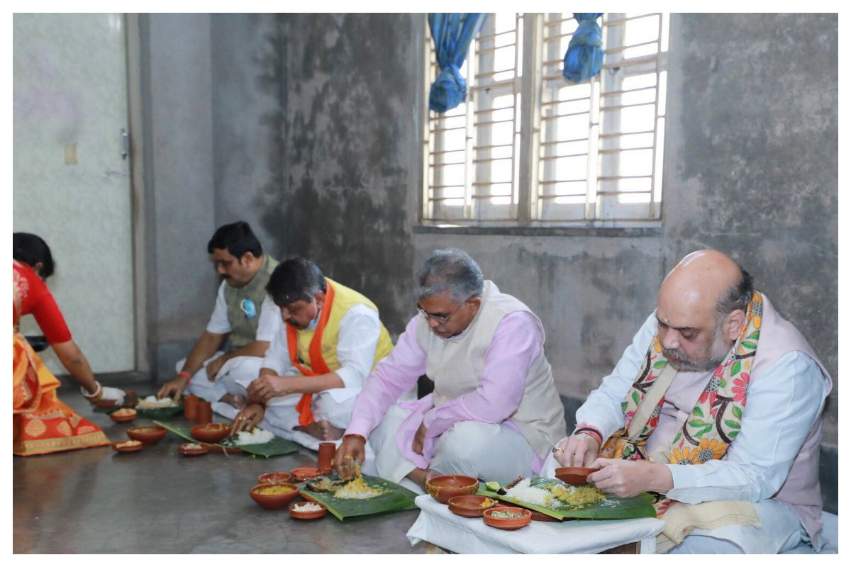 Mamata Banerjee Calls Amit Shah's Lunch At Tribal Family a 'Show Off', Says Food Was Cooked At Five Star Hotels