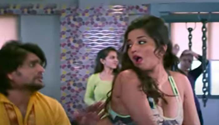 Video: मोनालिसा का बोल्ड डांस हुआ वायरल, 'करता है कतल' वीडियो देखकर उड़ जाएंगे होश