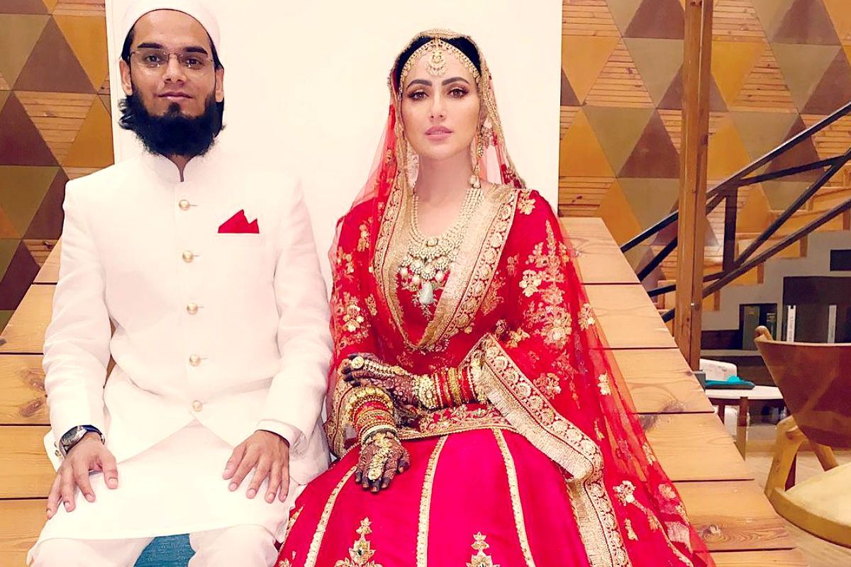 Sana Khan Shares Her First Wedding Picture With Anas Syed Glows In Red Bridal Lehenga 7591