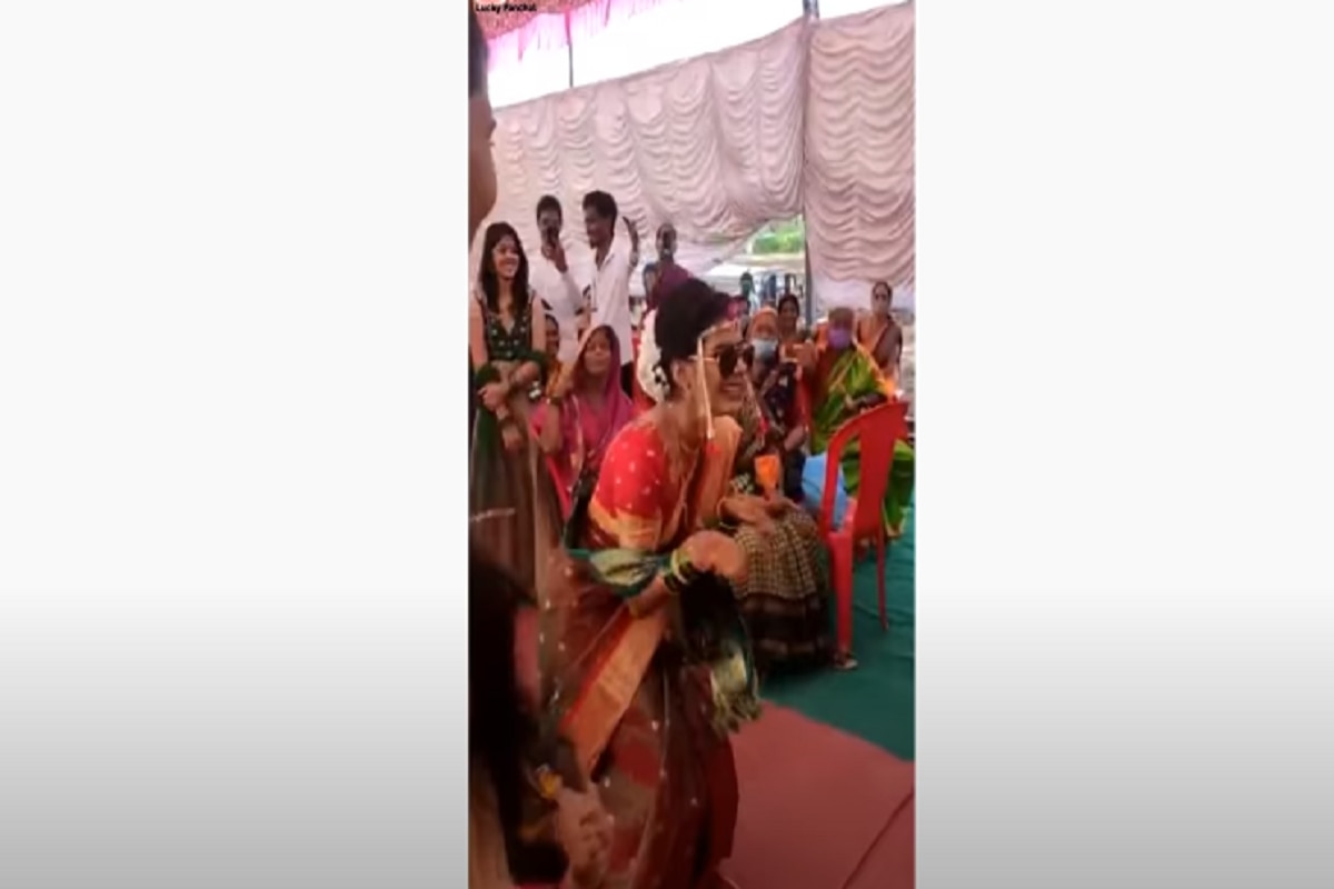 Maharashtra Bride Dances To 'Saiyaan Superstar' As She Enters Wedding ...