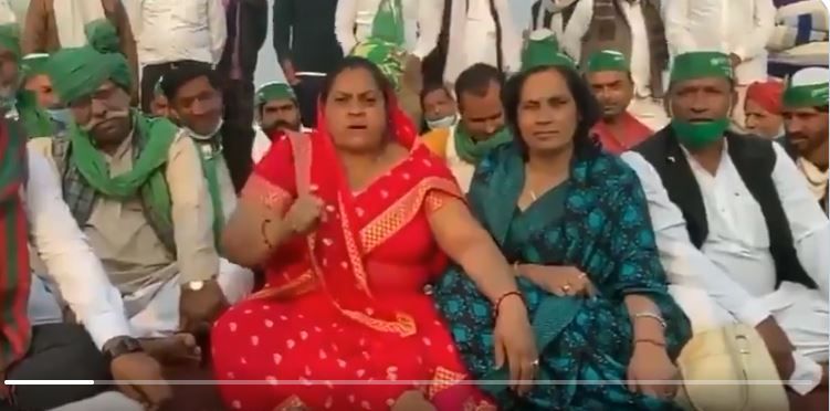 Cops and Govt Snatched My Sandals to Halt Farmers' Protest: Greater Noida Woman’s Bizarre Claim on Camera | Video Goes Viral