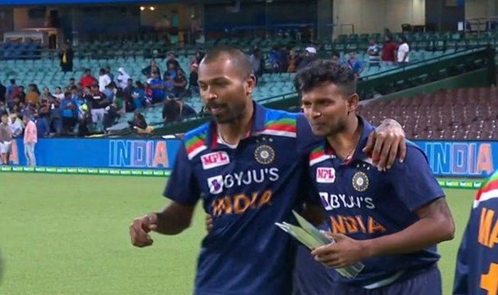 3rd T20I: Hardik Pandya Gives His Man of The Series Trophy to T. Natarajan After SCG Thriller Between IND-AUS Win, Gesture is Winning Hearts