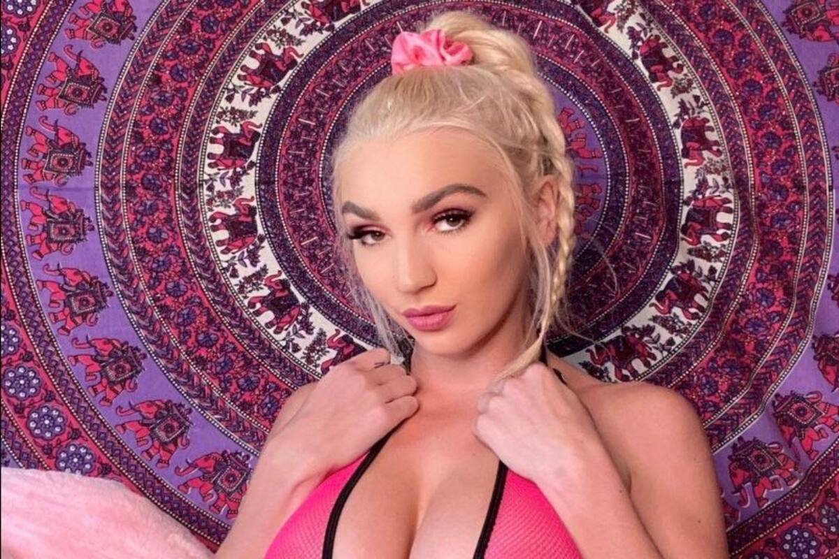 Kendra Porn Hindi - Adult Movie Star Kendra Sunderland Banned from Instagram After 'Joking'  Over Affair with CEO | India.com