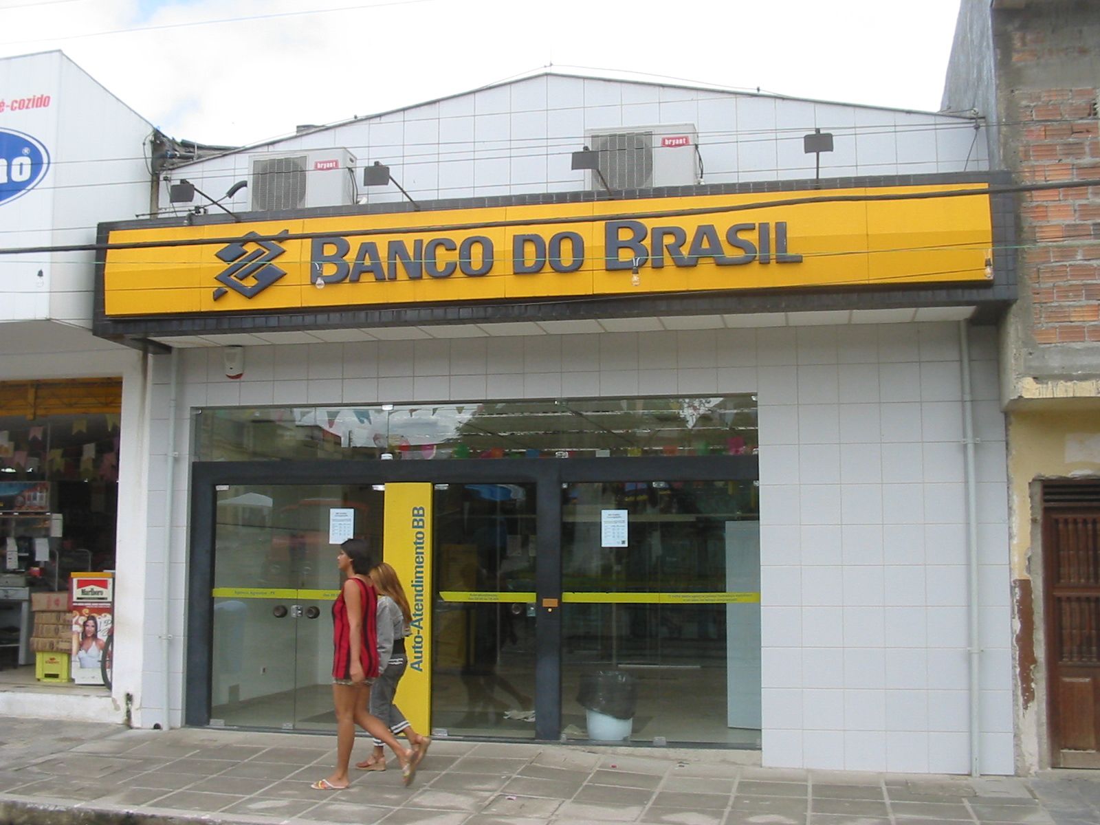 armed-with-assault-rifles-robbers-storm-brazil-bank-in-money-heist