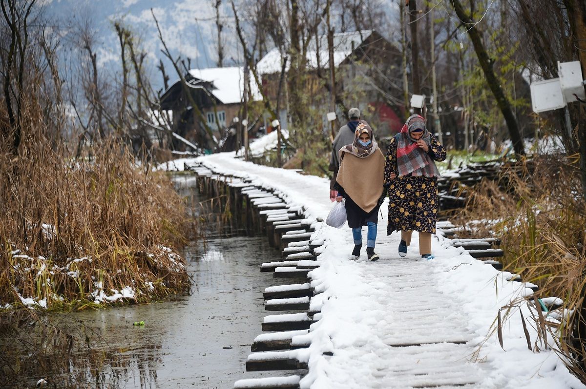 Kashmir Witnesses Season's First Snowfall, Roads Blocked | See Photos