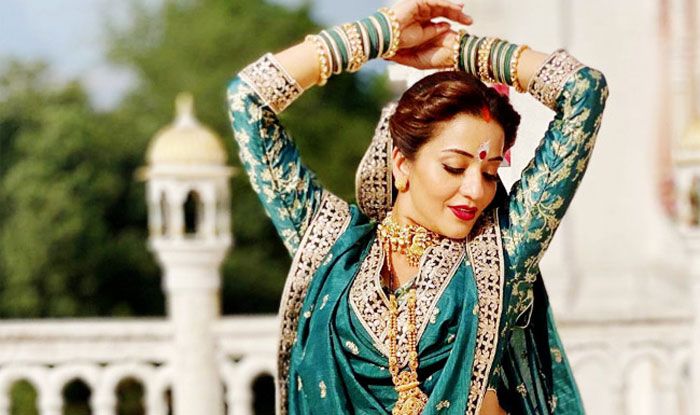 Bhojpuri Actress, Monalisa, Gorgeous pics, hot pics, beautiful pics, teal blue traditional saree, sultry pics, monalisa pregnancy, Entertainment News today, Trending News today, bollywood news in hindi