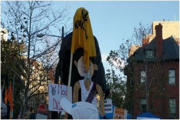 अम र क म क स न आ द लन क उग र समर थन मह त म ग ध क प रत म त ड ख ल स त न झ ड लहर य Kisan Andolan In America Protesters Deface Vandalise Mahatma Gandhi Statue