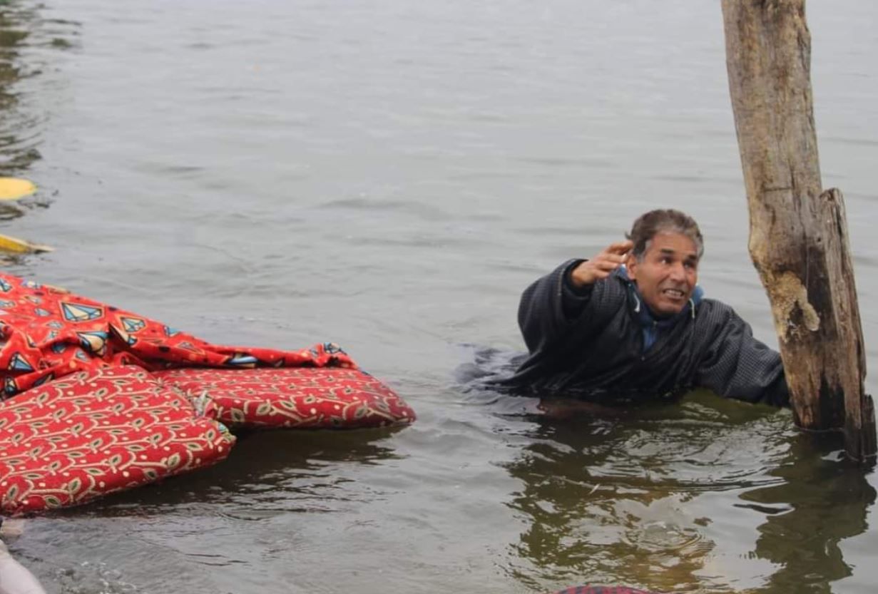 Shikara Carrying BJP workers, Mediapersons Capsizes in Dal Lake During J&K DDC Poll Campaign