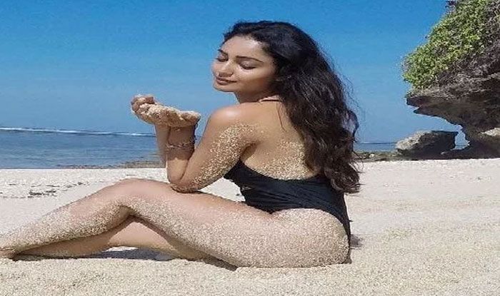 Aashram 2 में बॉबी देओल संग इंटीमेट होने वाली त्रिधा चौधरी की बिकिनी में बोल्ड फोटो हुई वायरल, बैचेन कर देगा ये मदमस्त हुस्न!