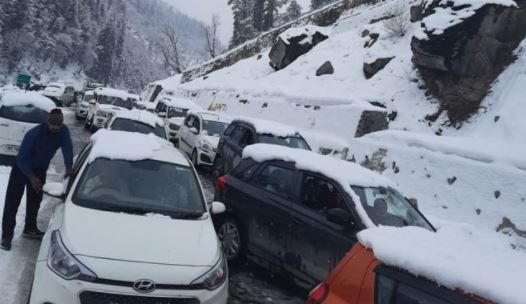 Massive Traffic Jam in Himachal Pradesh Towns Due to Rain & Snowfall, Several Tourists Stranded | See Pics