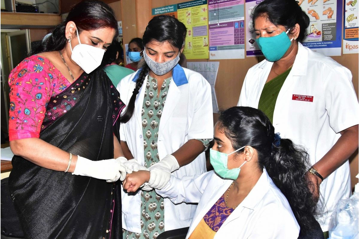 Is Vaccinating Doctors First The Safe Move as India Begins to Vaccinate Its 3 Crore Health Workers Against COVID-19?