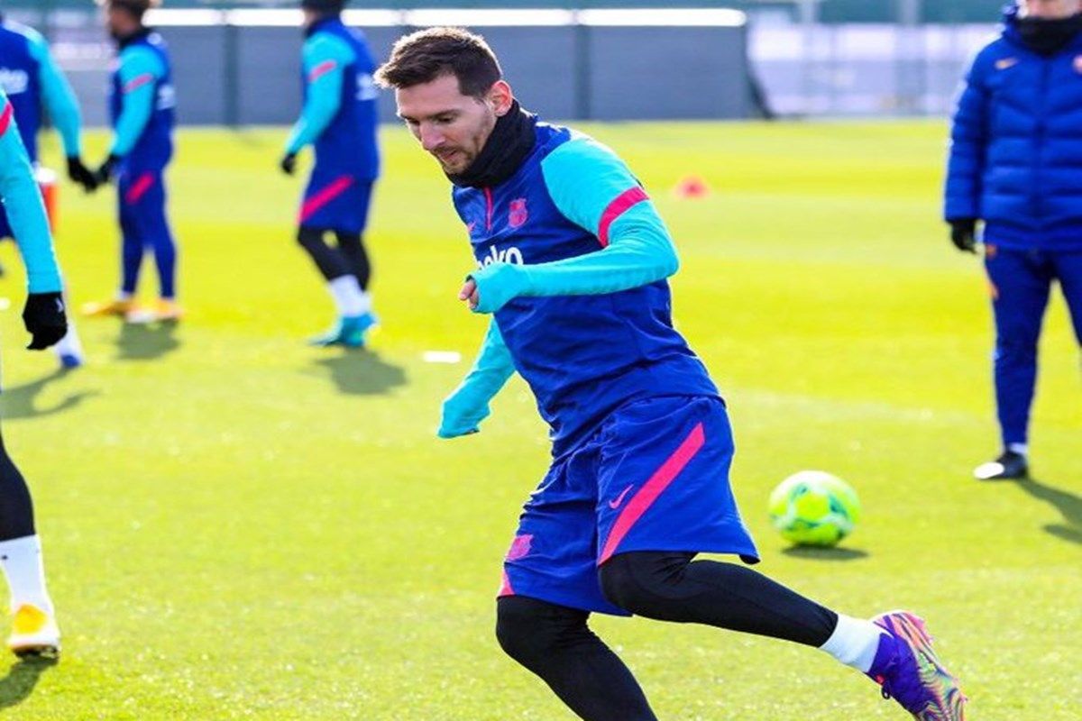 Lionel Messi Scores Stunning Goal During Barcelona's First Training