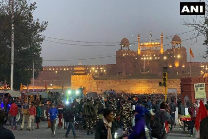 Delhi violence: ट्रैक्टर रैली के बवाल के बाद दिल्ली में पैरामिलिट्री फोर्सेस की अतिरिक्त कंपनियां होंगी तैनात