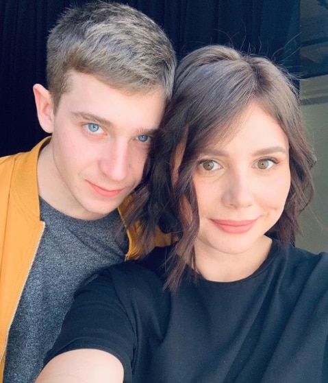 शौतेले 'बेटे' के बच्चे की माँ बनी महिला