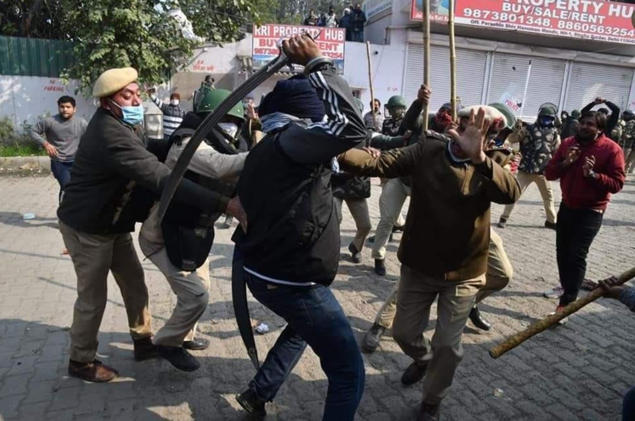 Delhi Police SHO Injured by Sword as Locals Clash With Farm Protesters at Singhu Border