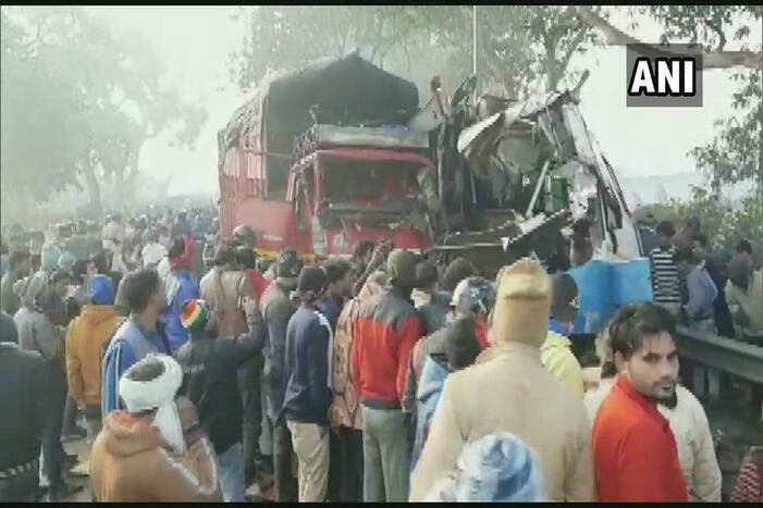 यूपी: मुरादाबाद-आगरा राजमार्ग पर बस-ट्रक में भिड़ंत, 10 लोगों की मौत, CM योगी ने जताया दुख