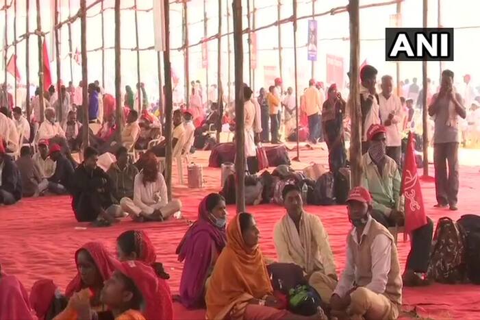 Farmers Rally in Mumbai: Azad Maidan में हजारों किसानों का जमावड़ा, कुछ देर में शरद पवार करेंगे संबोधित