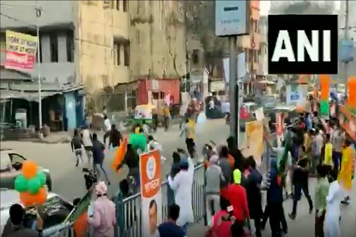 WATCH: Stones Pelted, Vehicles Vandalised at Suvendu's Rally in Kolkata After Mamata's Nandigram Call