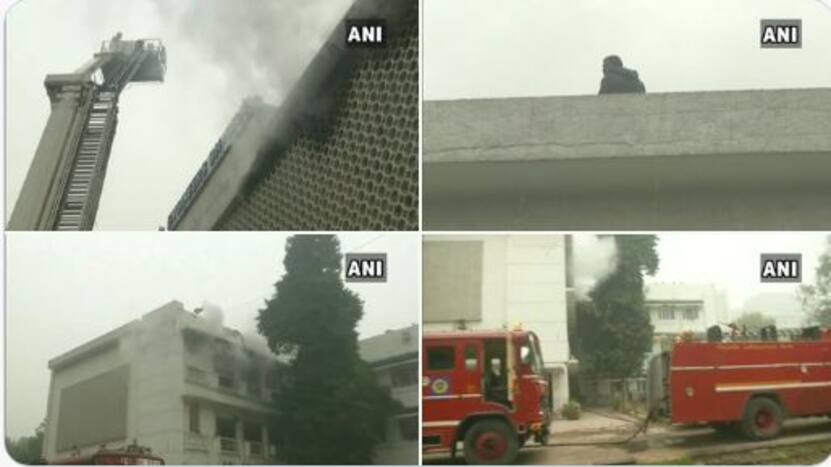Delhi के ITO इलाके की एक बिल्डिंग में लगी आग, दमकल की गाड़ियां बुझाने में जुटी