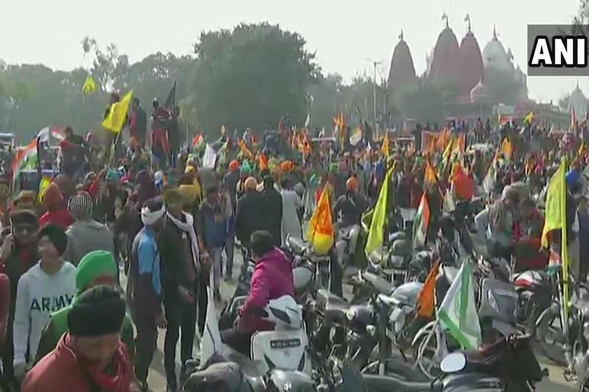 Farmers' tractor rally live updates: बेकाबू हुए किसान, कई इलाकों में हिंसा, ITO पर भिड़ंत, लाल किला पहुंचे प्रदर्शनकारी
