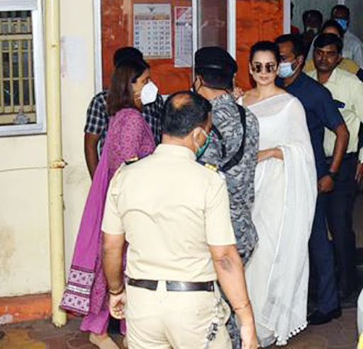 Kangana Ranaut Visits Bandra Police Station With Sister Rangoli Chandel in Sedition Case