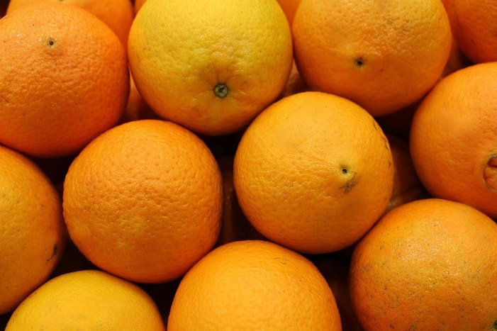 Jugaad or Stupidity? 4 Chinese Men Eat 30 Kg Oranges in Half An Hour to Avoid Paying Extra Baggage Fee