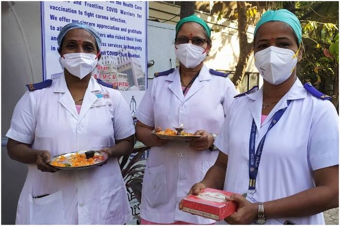 कहीं वैक्सीन के लिए बजी तालियाँ, कहीं नर्स कर रहीं आरती, वैक्सीनेशन सेंटर्स पर कुछ ऐसा है माहौल