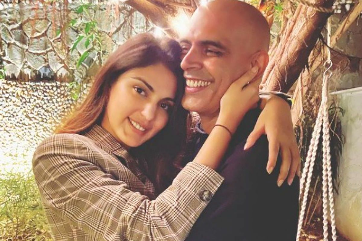 Rhea Chakraborty is a 'Dear Old Friend', Rajiv Laxman Deletes Viral Photo With Her After it Created 'Unnecessary Trouble'