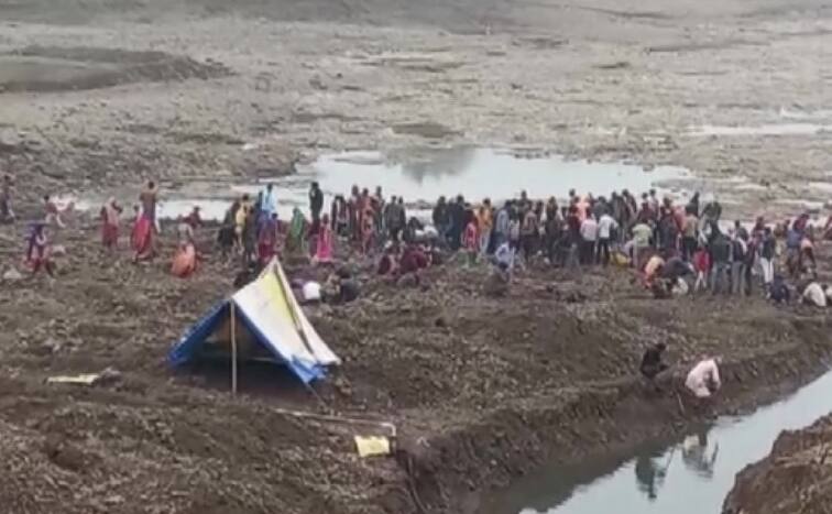 Madhya Pradesh Villagers Dig Up Parvati River in Search of Gold and Silver Coins